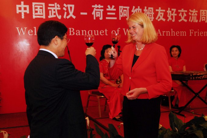 The Mayors of Wuhan and Arnhem propose a toast of friendship